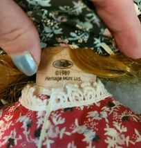 1989 HERITAGE MINT LTD COLLECTIBLE PORCELAIN DOLL WITH PRAIRIE DRESS & HAT image 5
