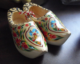 Cool Small Hand Painted Holland Wood Decorative Shoes 3 1/4&quot; Long - $313.71 MXN