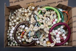 Vtg Craft Repair Costume Junk Jewelry Lot USPS Small Flat Rate Box JL101... - €13,02 EUR