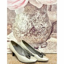 80s/90s VTG Charles Jourdan Paris Leather Pump Cream/Bronze w/ Bow 7 1/2 - $982.27 MXN