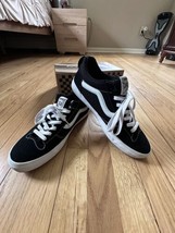 Vans off the wall skateboarding casual canvas men&#39;s shoes in black/white size 9 - $56.10