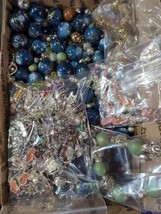Crafting Beads &amp; Charms Vintage For Jewelry Making Lot 800 Pcs+150 Metal Charms - £30.96 GBP