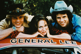 Catherine Bach, John Schneider and Tom Wopat in The Dukes of Hazzard 24x18 Poste - £19.58 GBP
