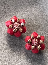 Vintage Hong Kong Red Faceted Plastic &amp; Gold Bead Flower Cluster Clip Earrings – - £10.46 GBP