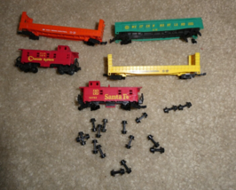 Lot of 5 Vintage 1970s N Scale Aurora Cars with Caboose Gondola Bulkhead Flats - £30.48 GBP