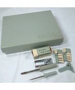 Vintage Kenmore Sears Roebuck sewing attachment set green case Buttonhol... - $631.47 MXN