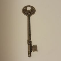 R &amp; E #1 Solid Barrel 3 5/8&quot; Skeleton Key Original Antique - $14.12