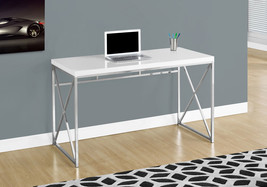 24" White and Silver Computer Desk - $8,062.32 MXN