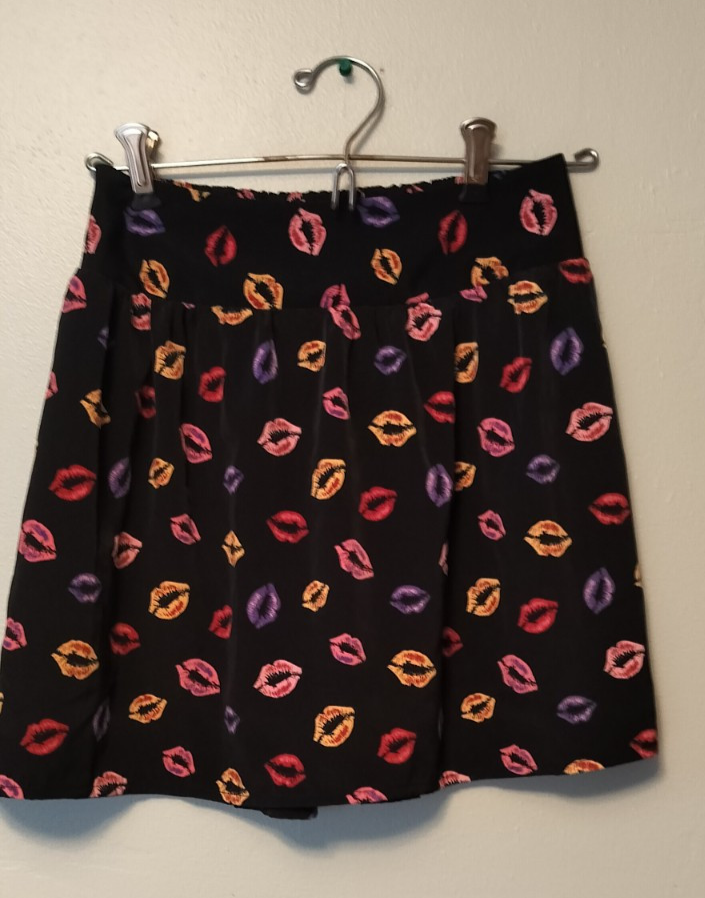 Forever 21 Women&#39;s Small  Kiss Print Black Lightweight Skirt Smocked Pul... - $14.62