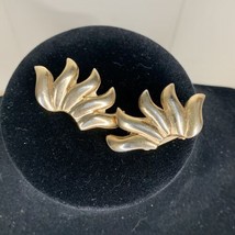 Vintage Retro Ribbed Clip On Statement Earrings Gold Tone Bergere Abstract Flame - £7.46 GBP
