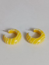 Vintage Yellow White Swirl Half Hoop Pierced Earring 1&quot; - $134.70 MXN