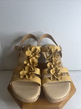 Born BOC Women&#39;s Yellow Floral Wedge Sandals-Strappy Ankle Buckle - size 9 - $508.92 MXN