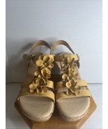 Born BOC Women&#39;s Yellow Floral Wedge Sandals-Strappy Ankle Buckle - size 9 - $508.92 MXN