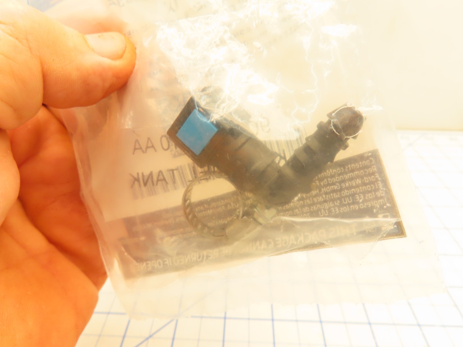 Ford 9C2Z-9B210-A Auxiliary Fuel Tank Outlet Connector Factory Sealed Item image 2