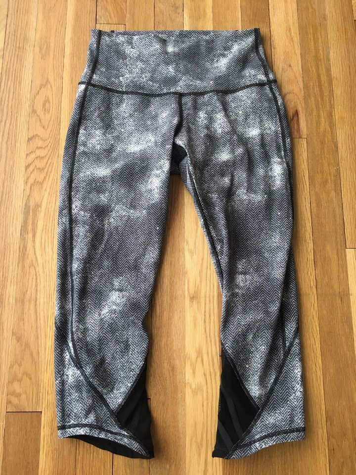 Lululemon Essential Rhythm Crop *Fullux SZ 8 DFWB/BLK Full-On Luxtreme - $49.49