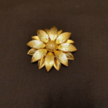 Sarah Coventry Gold Tone Textured Daisy Flower Pin Brooch Designer - £14.81 GBP