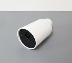 Philips Hue 581553 Indoor/Outdoor Secure Battery Camera - White image 2