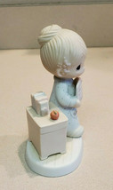 Precious Moments &quot;Love Never Fails&quot; 1984 #12300 Porcelain Figurine - £7.36 GBP