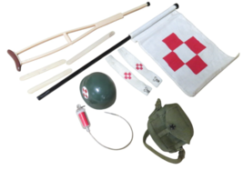 VTG 1960s Hasbro G.I. Joe Medic First Aid Kit Flag Crutch Helmet Lot - E... - $1,366.39 MXN