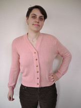 Vintage 1960s Soft Acrylic Knit Pink WOMENS Wooden Button Sweater CARDIG... - £16.01 GBP