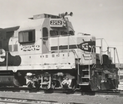 Atchison Topeka &amp; Santa Fe Railway Railroad ATSF #2252 GP9U Electromotive Photo - £7.58 GBP
