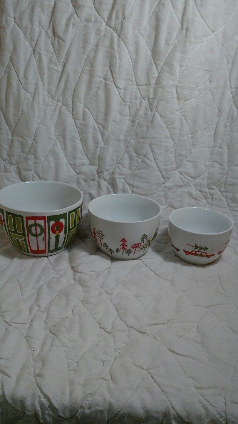 (K26) Crate & Barrel Yule Town Christmas Three Nested Bowls By Julia Rothman - $34.65