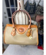 Vintage Dooney &amp; Bourke Tan All-Weather Leather Crossbody Bag - $2,220.85 MXN