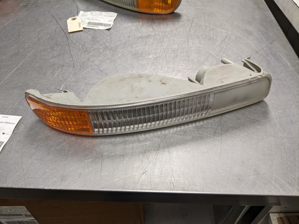 Right Turn Signal Assembly For 00-06 GMC Yukon  5.3 - $24.70