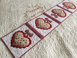 Quilted Mothers Day table runner, Valentines quilt, Burgundy hearts bed topper - £70.93 GBP