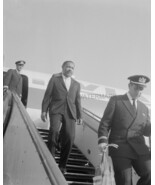 MARTIN LUTHER KING JR. ARRIVING AT AIRPORT 8X10 PUBLICITY PHOTO - $164.01 MXN