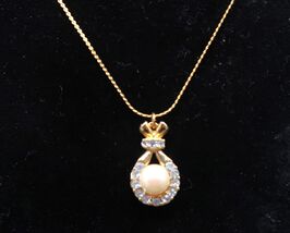 Vtg Gold Tone Necklace w/ Abstract Teardrop Pendant Faux Pearl &amp; Rhinestone - $14.99