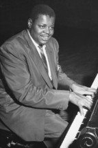 Oscar Peterson Playing Piano 24X36 B&amp;W Poster Print - £23.83 GBP