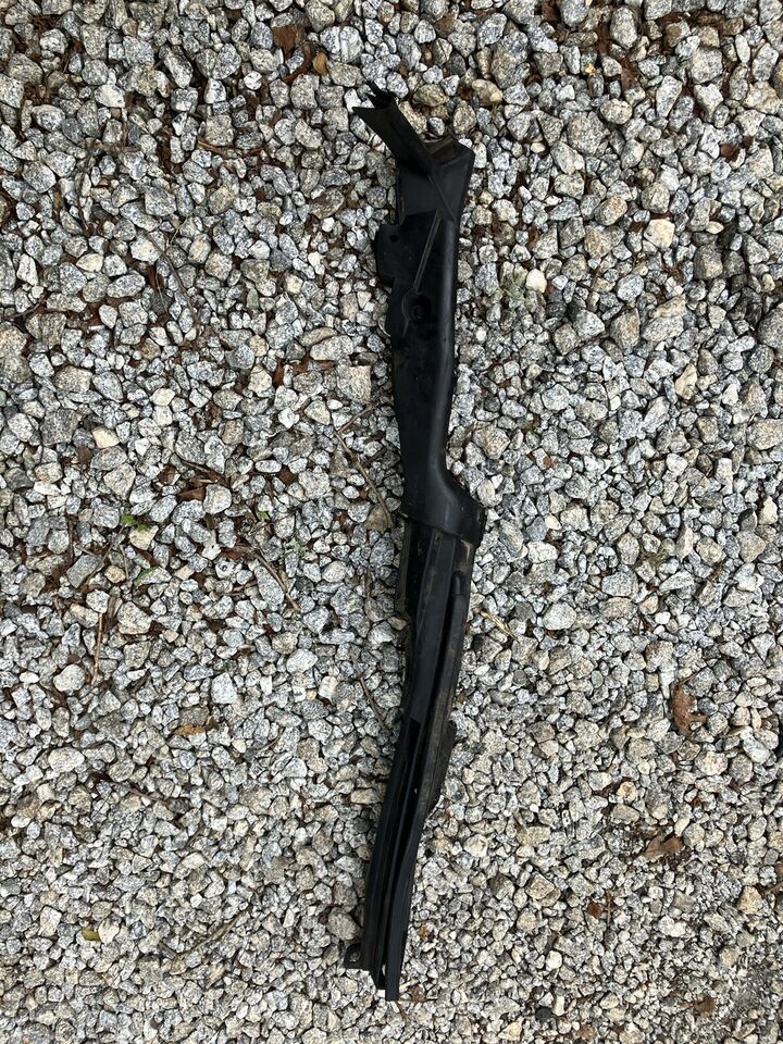 2009 09 NISSAN 370Z FRONT RIGHT FENDER HOOD SEAL STRIP TRIM COVER OEM *F... - $29.69