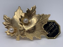 Vintage Goldtone Leaf Scarf Clip cultured Pearl Center Brookcraft with tag - £11.10 GBP