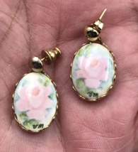 Vintage Gold Tone Pink Rose Hand Painted Ceramic Earrings Signed VM 3/4&quot; x 5/8&quot; - £11.15 GBP