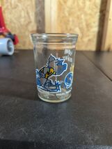 Vintage Welch&#39;s Tom &amp; Jerry Playing Soccer Glass 1991 4&quot; x 2 3/4&quot; Blue/Y... - $13.86