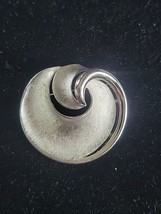 READ Vintage Signed Crown Trifari Matte And Shiny Silvertone Circle Swirl Brooch - £7.86 GBP