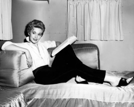 Kim Novak 8x10 Photo relaxing in dressing room - $7.99