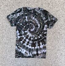 NEW Gilden Men’s Black Gray White Spiral Ice Tie Dye Short Sleeve Shirt ... - €17,72 EUR NEW Gilden Men’s Black Gray White Spiral Ice Tie Dye Short Sleeve Shirt ... - €17,72 EUR
