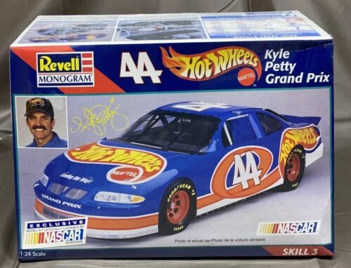 Revell Kyle Petty #44 Hot Wheels Pontiac Grand Prix Model Kit 85-2524 - $27.71