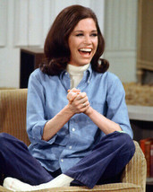 Mary Tyler Moore Smiling Mary Tyler Moore Show 24X36 Inch Poster - £23.97 GBP