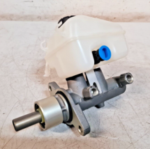 Delphi Brake Master Cylinder Vacuum Booster Pump with Oil Tank 5617 | FA... - $127.04 CAD