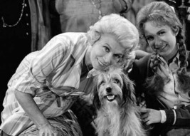 Petticoat Junction Bea Benaderet Jeannine Riley with dog Higgins 5x7 inch photo - £4.52 GBP