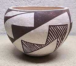 Acoma Pueblo black on white pottery bowl ca 1970; 2 1/2&quot; x 4&quot;  - $2,532.02 MXN
