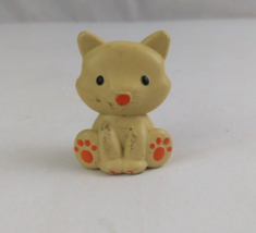 Vintage Plastic Yellow Tabby Cat Sitting 1.5&quot; Collectible Mini Figure - €2,51 EUR