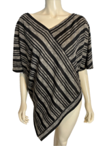 Two by Vince Camuto Women&#39;s Striped Poncho Black/Gray S/M - $211.85 MXN
