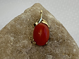 14K Yellow Gold Oval Coral Stone Pendant 2.37g Jewelry Necklace Charm  - £159.83 GBP