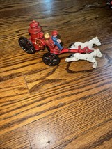 VINTAGE CAST IRON HORSE DRAWN FIRE TRUCK WITH PUMPER WAGON AND FIREMAN - $446.40 MXN