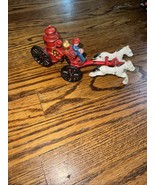 VINTAGE CAST IRON HORSE DRAWN FIRE TRUCK WITH PUMPER WAGON AND FIREMAN - $446.40 MXN
