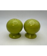 Vintage Homer Laughlin Fiestaware FIESTA CHARTREUSE Salt &amp; Pepper Shakers - $1,310.21 MXN